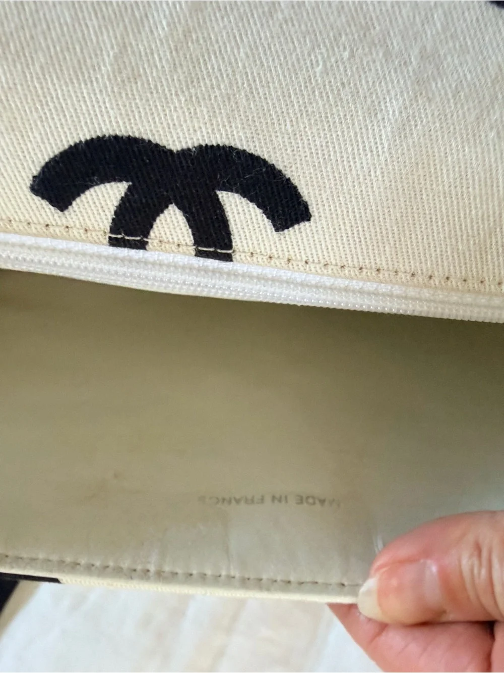 CHANEL RARE White Quilted Logo Chain Shoulder Hobo